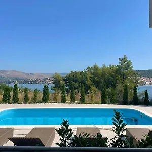 aa-apartments-by-the-sea.hotels-in-trogir.com/